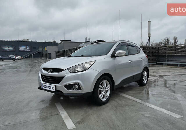 Серый Хендай их35, объемом двигателя 2 л и пробегом 174 тыс. км за 13990 $, фото 1 на Automoto.ua