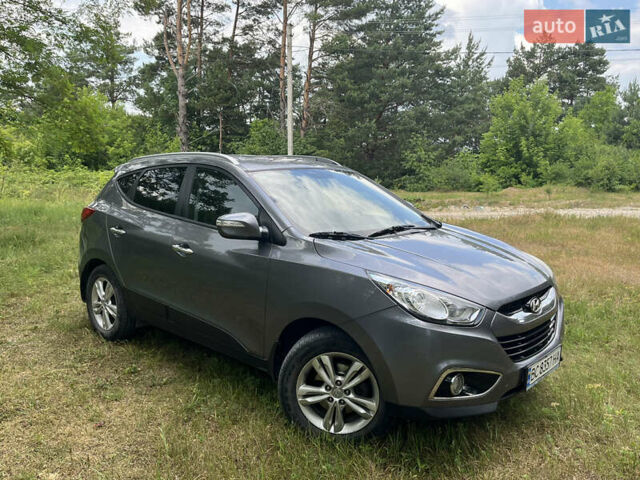 Серый Хендай их35, объемом двигателя 1.7 л и пробегом 227 тыс. км за 9900 $, фото 1 на Automoto.ua