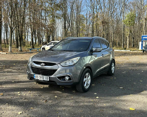 Серый Хендай их35, объемом двигателя 2 л и пробегом 237 тыс. км за 10900 $, фото 1 на Automoto.ua