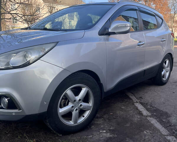 Сірий Хендай іх35, об'ємом двигуна 2 л та пробігом 228 тис. км за 13500 $, фото 1 на Automoto.ua