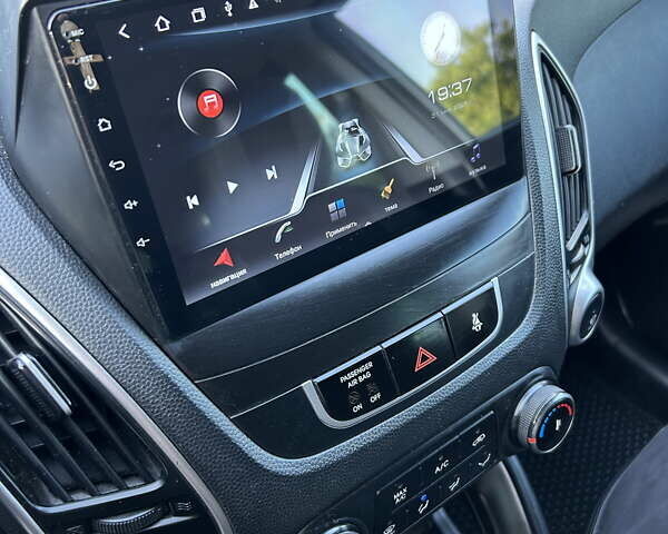 Серый Хендай их35, объемом двигателя 2 л и пробегом 144 тыс. км за 13600 $, фото 1 на Automoto.ua