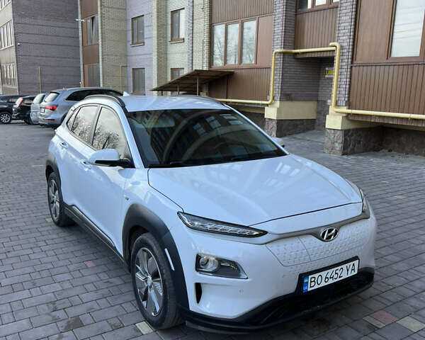 Белый Хендай Kona, объемом двигателя 0 л и пробегом 97 тыс. км за 16800 $, фото 1 на Automoto.ua