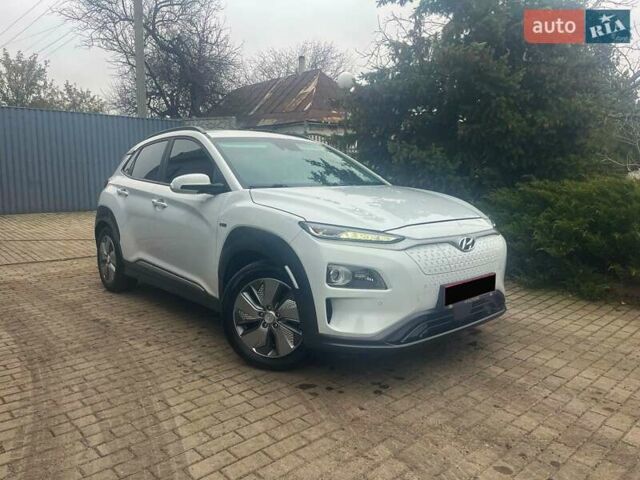 Белый Хендай Kona, объемом двигателя 0 л и пробегом 108 тыс. км за 17950 $, фото 1 на Automoto.ua