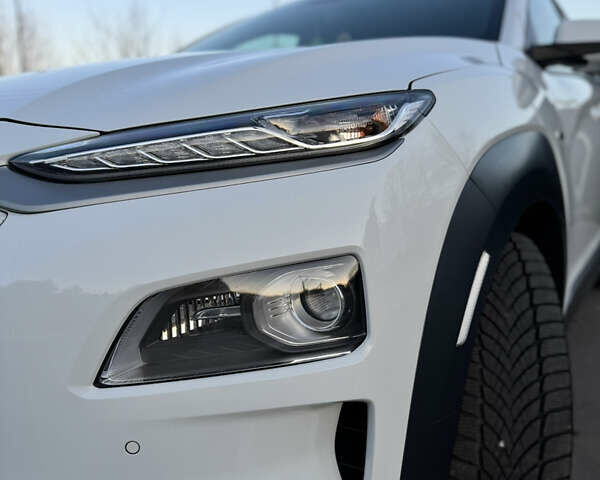 Белый Хендай Kona, объемом двигателя 0 л и пробегом 96 тыс. км за 16900 $, фото 1 на Automoto.ua