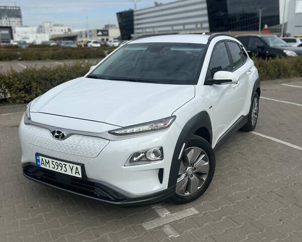 Белый Хендай Kona, объемом двигателя 0 л и пробегом 102 тыс. км за 15500 $, фото 1 на Automoto.ua
