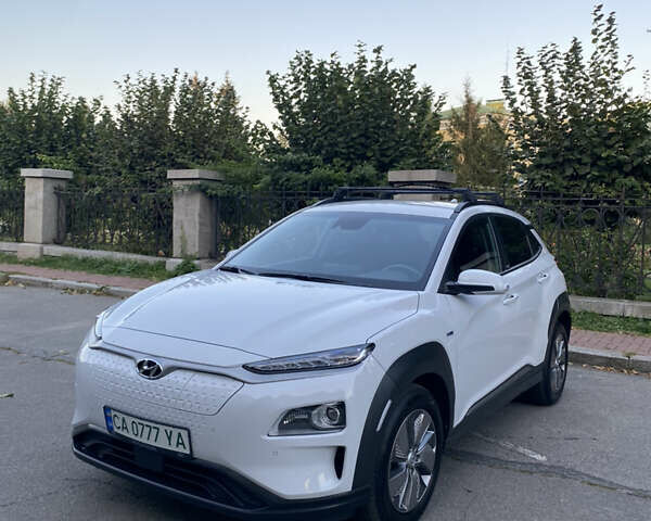 Белый Хендай Kona, объемом двигателя 0 л и пробегом 64 тыс. км за 18900 $, фото 1 на Automoto.ua