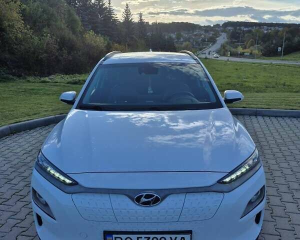 Белый Хендай Kona, объемом двигателя 0 л и пробегом 98 тыс. км за 17200 $, фото 1 на Automoto.ua