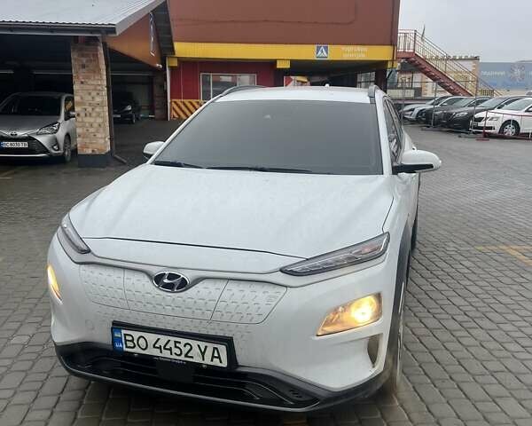 Белый Хендай Kona, объемом двигателя 0 л и пробегом 32 тыс. км за 18500 $, фото 1 на Automoto.ua