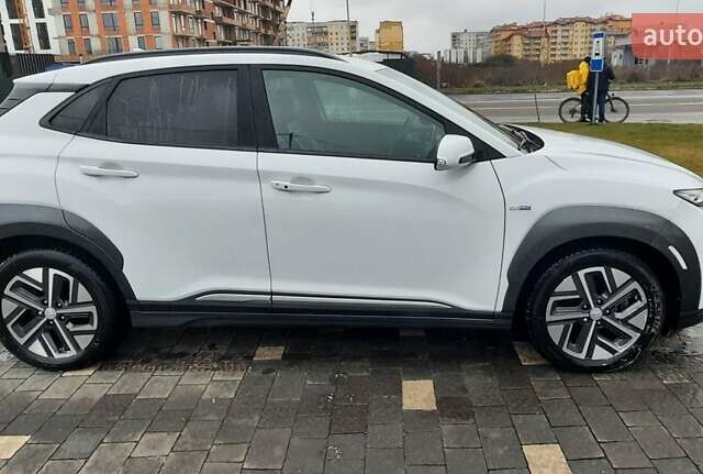 Белый Хендай Kona, объемом двигателя 0 л и пробегом 102 тыс. км за 16500 $, фото 1 на Automoto.ua