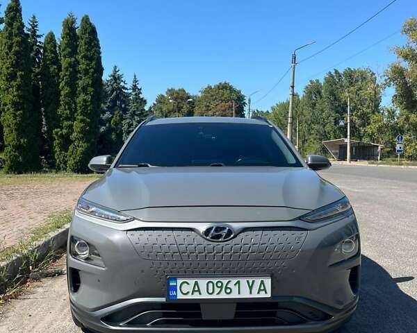 Сірий Хендай Kona, об'ємом двигуна 0 л та пробігом 97 тис. км за 16500 $, фото 1 на Automoto.ua