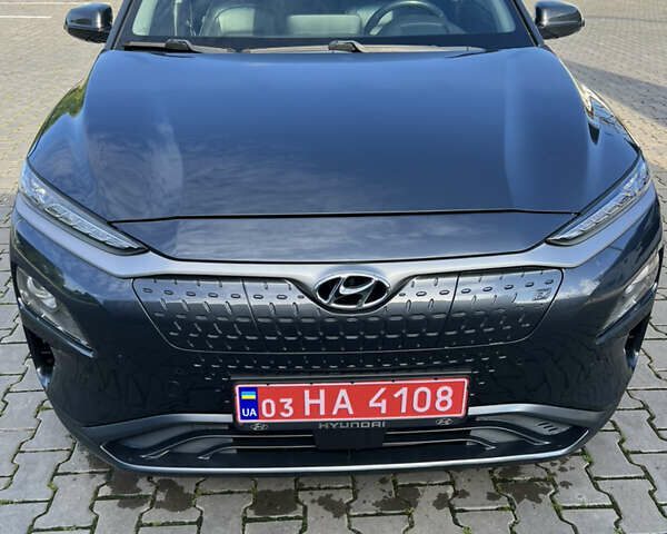 Серый Хендай Kona, объемом двигателя 0 л и пробегом 96 тыс. км за 17300 $, фото 1 на Automoto.ua