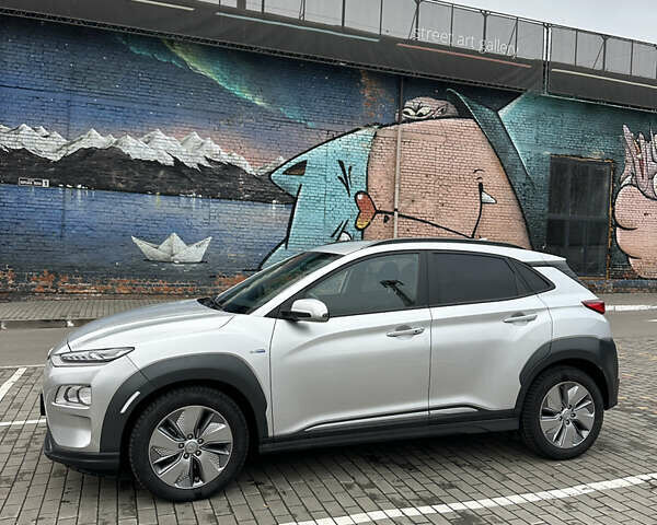 Серый Хендай Kona, объемом двигателя 0 л и пробегом 38 тыс. км за 18999 $, фото 1 на Automoto.ua