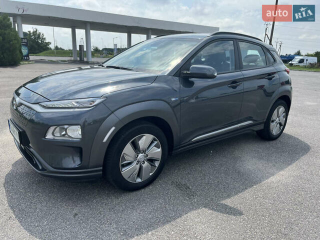 Серый Хендай Kona, объемом двигателя 0 л и пробегом 49 тыс. км за 15199 $, фото 1 на Automoto.ua