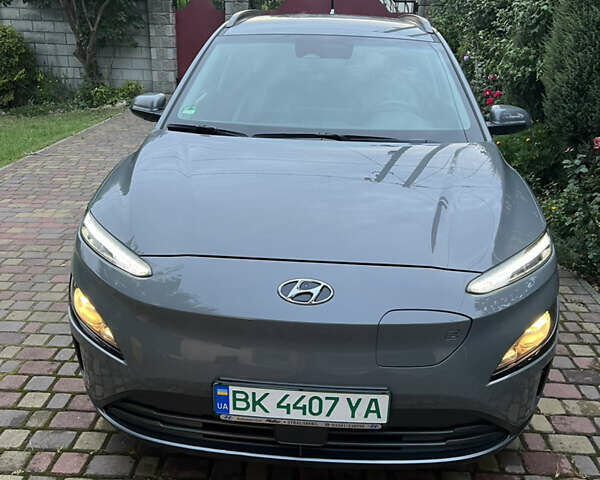 Серый Хендай Kona, объемом двигателя 0 л и пробегом 74 тыс. км за 18100 $, фото 1 на Automoto.ua