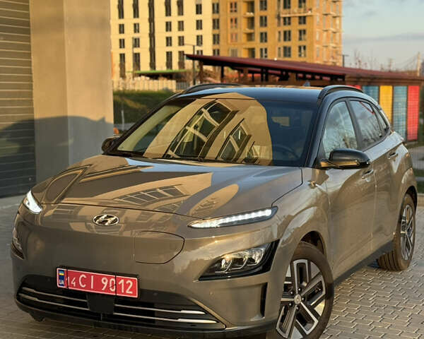 Серый Хендай Kona, объемом двигателя 0 л и пробегом 42 тыс. км за 17900 $, фото 1 на Automoto.ua