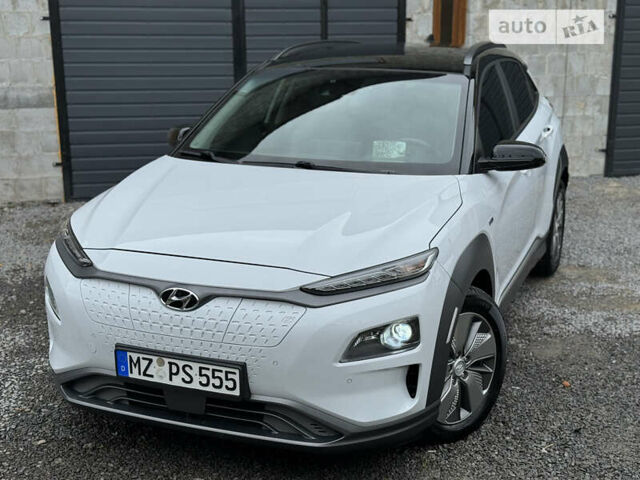 Белый Хендай Kona Electric, объемом двигателя 0 л и пробегом 67 тыс. км за 18950 $, фото 1 на Automoto.ua