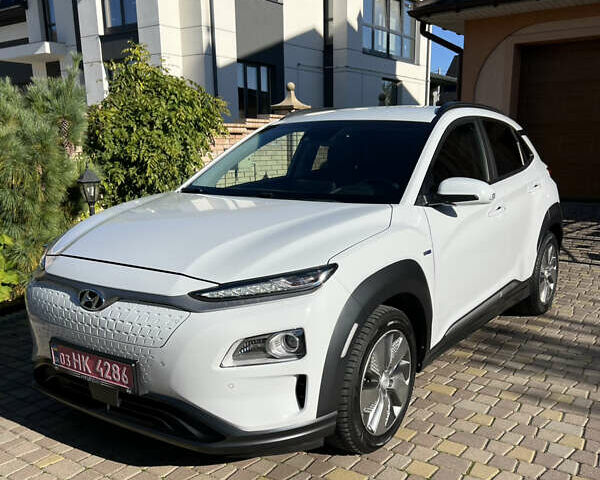 Белый Хендай Kona Electric, объемом двигателя 0 л и пробегом 88 тыс. км за 17900 $, фото 1 на Automoto.ua