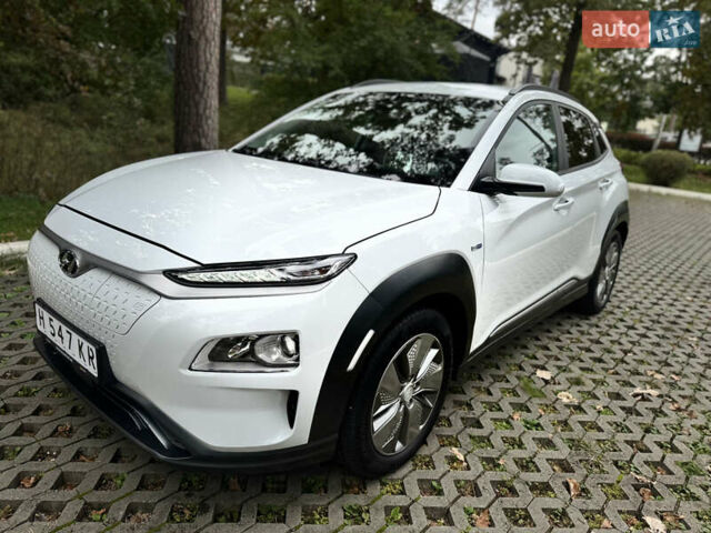 Белый Хендай Kona Electric, объемом двигателя 0 л и пробегом 103 тыс. км за 17999 $, фото 1 на Automoto.ua