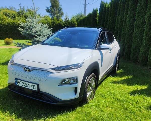 Белый Хендай Kona Electric, объемом двигателя 0 л и пробегом 65 тыс. км за 18700 $, фото 1 на Automoto.ua