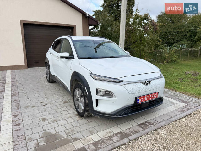 Белый Хендай Kona Electric, объемом двигателя 0 л и пробегом 107 тыс. км за 18465 $, фото 1 на Automoto.ua