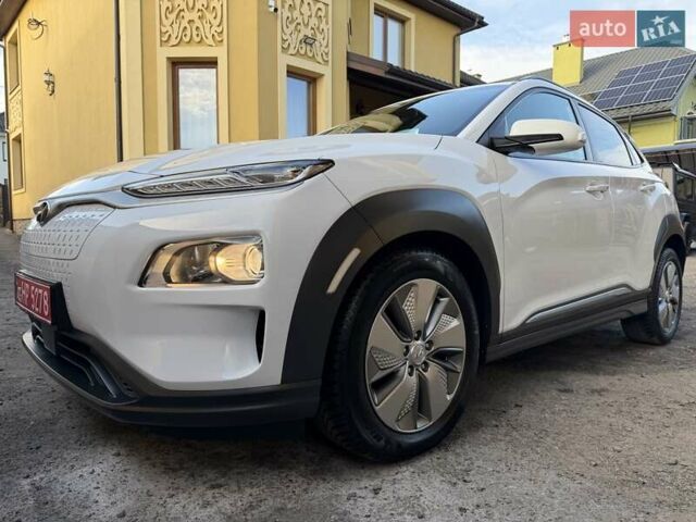 Білий Хендай Kona Electric, об'ємом двигуна 0 л та пробігом 64 тис. км за 16950 $, фото 1 на Automoto.ua