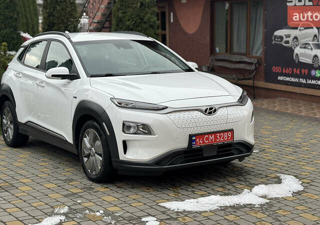 Белый Хендай Kona Electric, объемом двигателя 0 л и пробегом 124 тыс. км за 17494 $, фото 1 на Automoto.ua