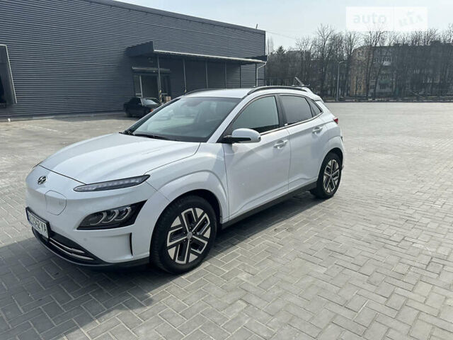 Белый Хендай Kona Electric, объемом двигателя 0 л и пробегом 52 тыс. км за 23400 $, фото 1 на Automoto.ua