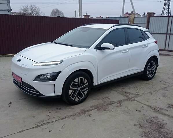 Белый Хендай Kona Electric, объемом двигателя 0 л и пробегом 42 тыс. км за 17500 $, фото 1 на Automoto.ua