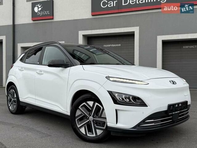 Белый Хендай Kona Electric, объемом двигателя 0 л и пробегом 52 тыс. км за 17599 $, фото 1 на Automoto.ua