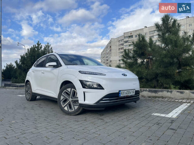 Белый Хендай Kona Electric, объемом двигателя 0 л и пробегом 123 тыс. км за 18000 $, фото 1 на Automoto.ua