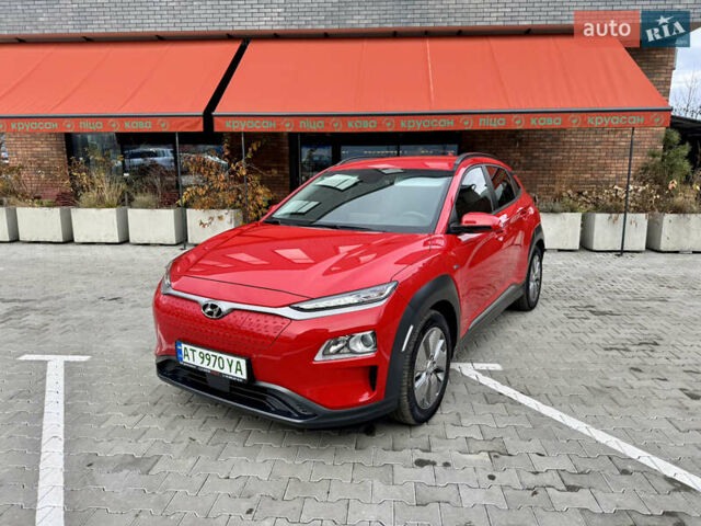 Красный Хендай Kona Electric, объемом двигателя 0 л и пробегом 100 тыс. км за 17900 $, фото 1 на Automoto.ua