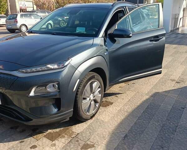 Серый Хендай Kona Electric, объемом двигателя 0 л и пробегом 123 тыс. км за 17900 $, фото 1 на Automoto.ua