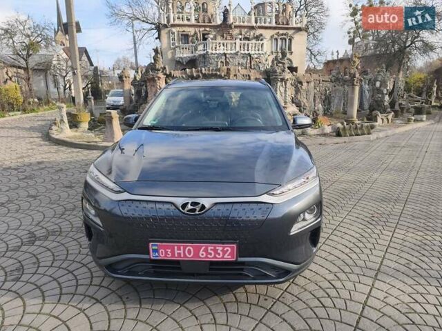 Серый Хендай Kona Electric, объемом двигателя 0 л и пробегом 122 тыс. км за 16550 $, фото 1 на Automoto.ua