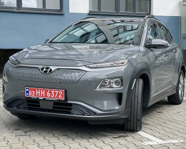 Серый Хендай Kona Electric, объемом двигателя 0 л и пробегом 47 тыс. км за 15950 $, фото 1 на Automoto.ua