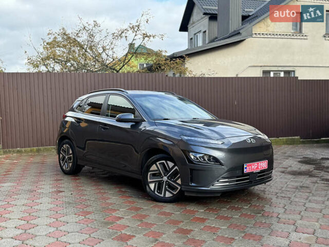 Серый Хендай Kona Electric, объемом двигателя 0 л и пробегом 77 тыс. км за 15999 $, фото 1 на Automoto.ua