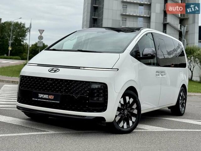 Белый Хендай Staria, объемом двигателя 2.2 л и пробегом 98 тыс. км за 46990 $, фото 1 на Automoto.ua