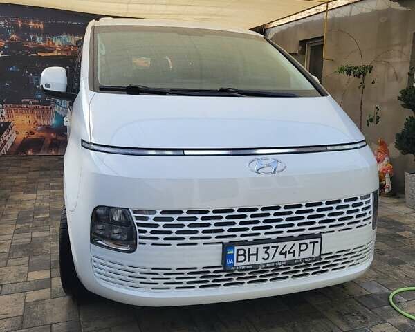 Белый Хендай Staria, объемом двигателя 2.2 л и пробегом 71 тыс. км за 39000 $, фото 1 на Automoto.ua