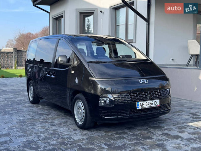 Черный Хендай Staria, объемом двигателя 2.2 л и пробегом 63 тыс. км за 22800 $, фото 1 на Automoto.ua
