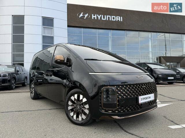 Черный Хендай Staria, объемом двигателя 2.2 л и пробегом 66 тыс. км за 49800 $, фото 1 на Automoto.ua