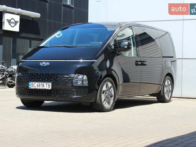 Черный Хендай Staria, объемом двигателя 2.2 л и пробегом 72 тыс. км за 45323 $, фото 1 на Automoto.ua