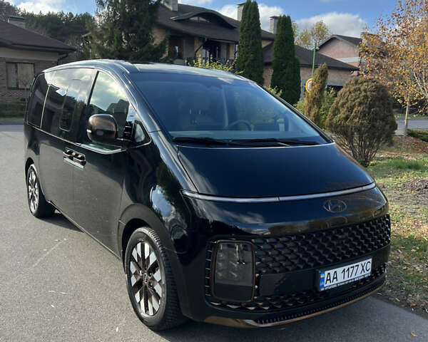 Черный Хендай Staria, объемом двигателя 2.2 л и пробегом 17 тыс. км за 55000 $, фото 1 на Automoto.ua