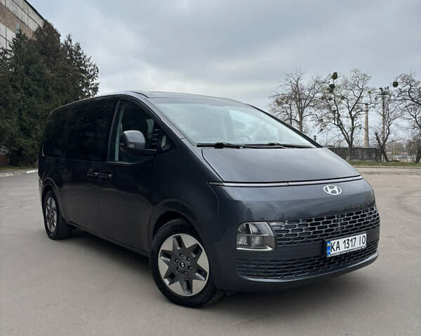 Серый Хендай Staria, объемом двигателя 2.2 л и пробегом 138 тыс. км за 34000 $, фото 1 на Automoto.ua