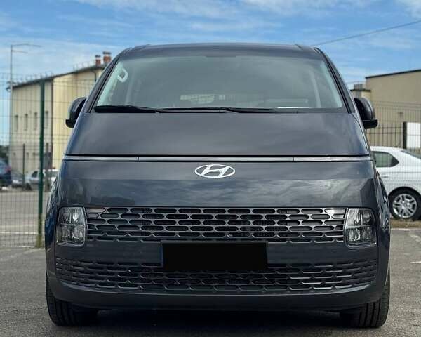 Сірий Хендай Staria, об'ємом двигуна 2.2 л та пробігом 59 тис. км за 42000 $, фото 1 на Automoto.ua