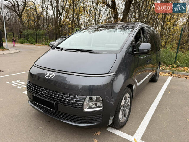 Серый Хендай Staria, объемом двигателя 2.2 л и пробегом 41 тыс. км за 45999 $, фото 1 на Automoto.ua