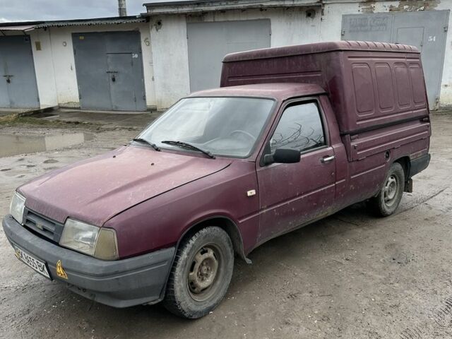 Красный ИЖ 2717, объемом двигателя 1.6 л и пробегом 143 тыс. км за 556 $, фото 1 на Automoto.ua