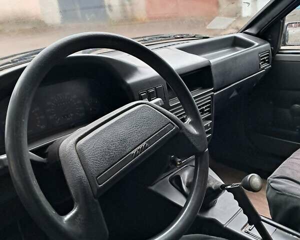 Красный ИЖ 2717 Ода, объемом двигателя 1.6 л и пробегом 80 тыс. км за 950 $, фото 1 на Automoto.ua