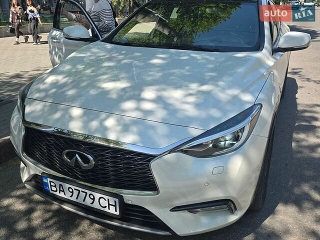Белый Инфинити Q30, объемом двигателя 1.99 л и пробегом 115 тыс. км за 18000 $, фото 1 на Automoto.ua