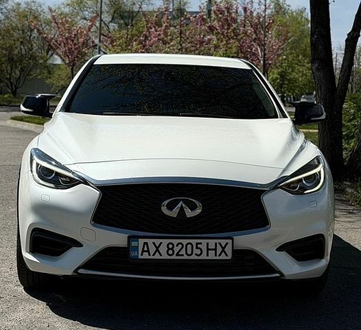 Белый Инфинити Q30, объемом двигателя 1.6 л и пробегом 203 тыс. км за 14500 $, фото 1 на Automoto.ua