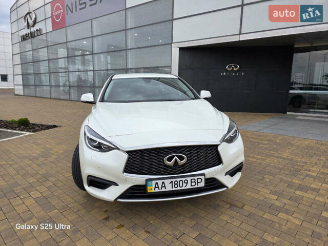 Белый Инфинити Q30, объемом двигателя 1.6 л и пробегом 60 тыс. км за 21500 $, фото 1 на Automoto.ua