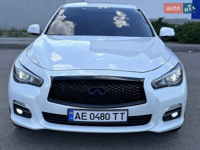 Белый Инфинити Q50, объемом двигателя 3.7 л и пробегом 260 тыс. км за 13500 $, фото 1 на Automoto.ua